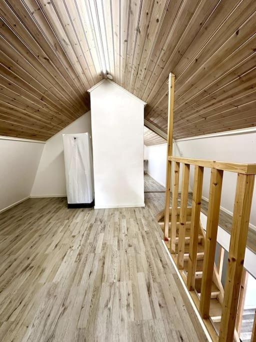 Workers 10-rooms Near Volvo Villa