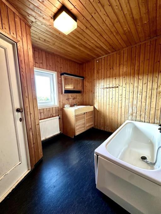 Workers 10-rooms Near Volvo Villa