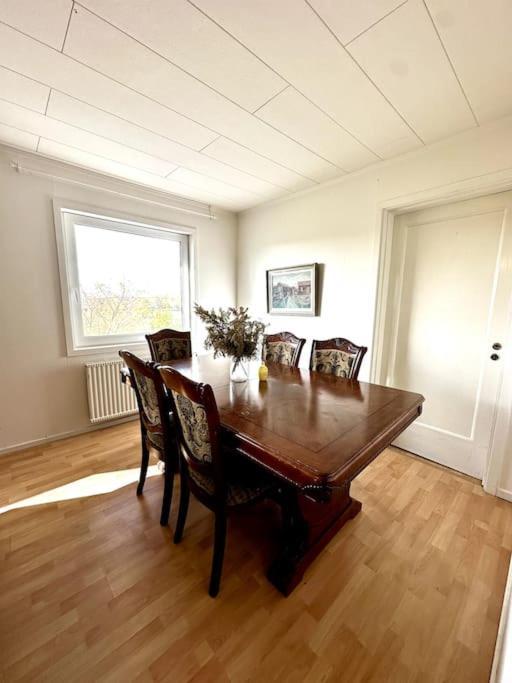Workers 10-rooms Near Volvo Villa *
