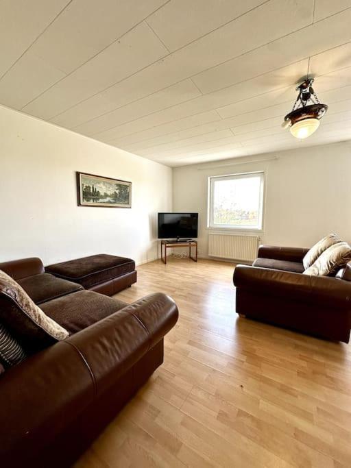 Workers 10-rooms Near Volvo Villa *